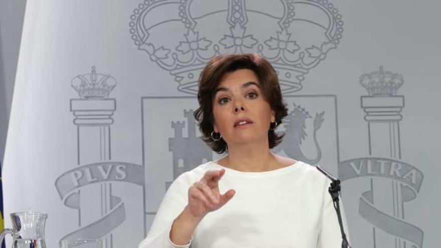 Soraya Sáenz de Santamaría, vestida de blanc rigorós, s&#039;explica als mitjans en la roda de premsa posterior al Consell de Ministres, que habitualment es reuneix cada divendres al palau de la Moncloa, a Madrid.