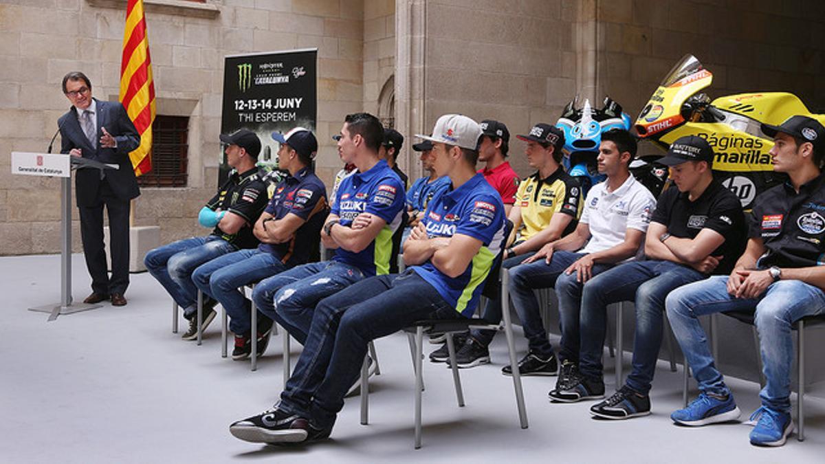 El 'president' de la Generalitat, Artur Mas, con algunos de los mejores pilotos de motos catalanes, en la presentación del GP de Catalunya