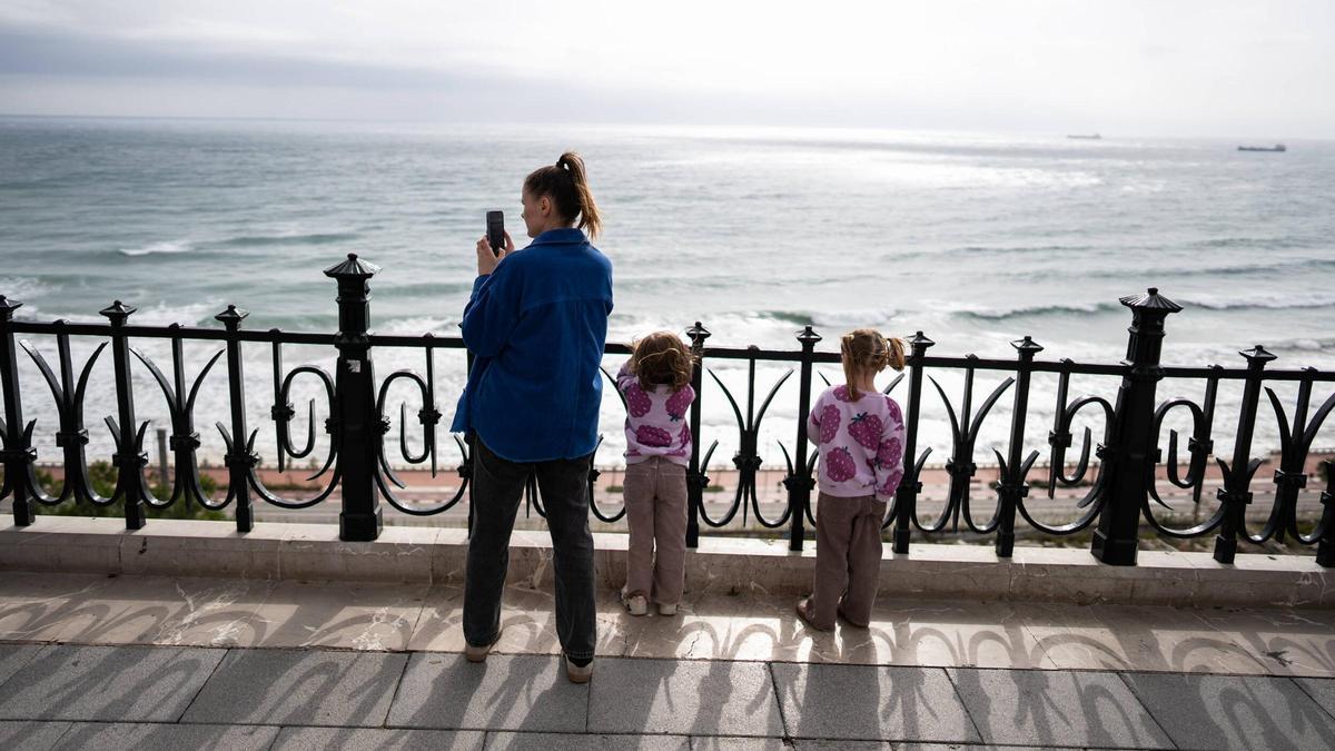 Una familia en el Balcó del Mediterrani, en Tarragona.