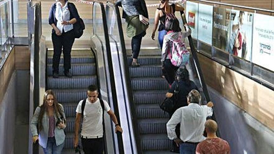 Passatgers entrant i sortint de l&#039;estació del TAV a Girona.