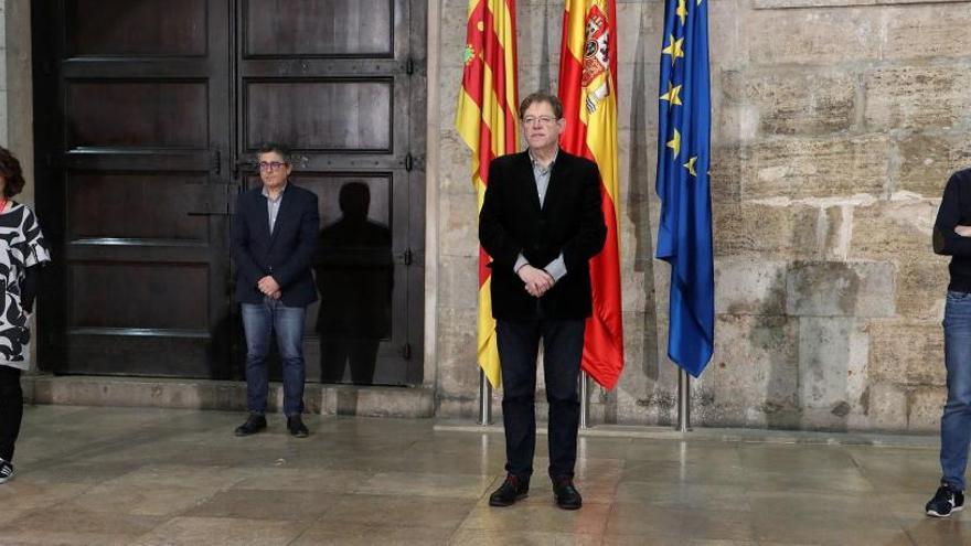 El jefe del Consell, Ximo Puig, y el conseller Arcadi España, entre otros, mostrando su rechazo al último asesinato machista.