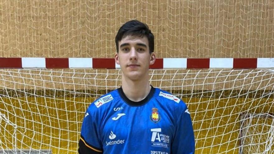 El juvenil Marcos García, del Unión Financiera Balonmano Base Oviedo, con la española