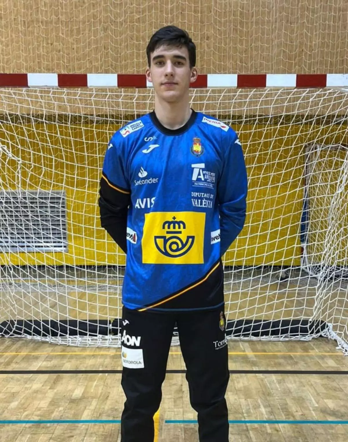 El juvenil Marcos García, del Unión Financiera Balonmano Base Oviedo, con la española