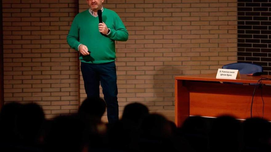 Francisco Javier Iglesias, ayer, durante su charla a los alumnos del IES La Corredoria.