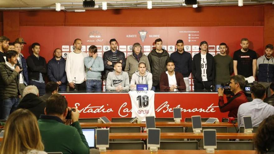 Los jugadores del Albacete, con la camiseta de Pelayo Novo.