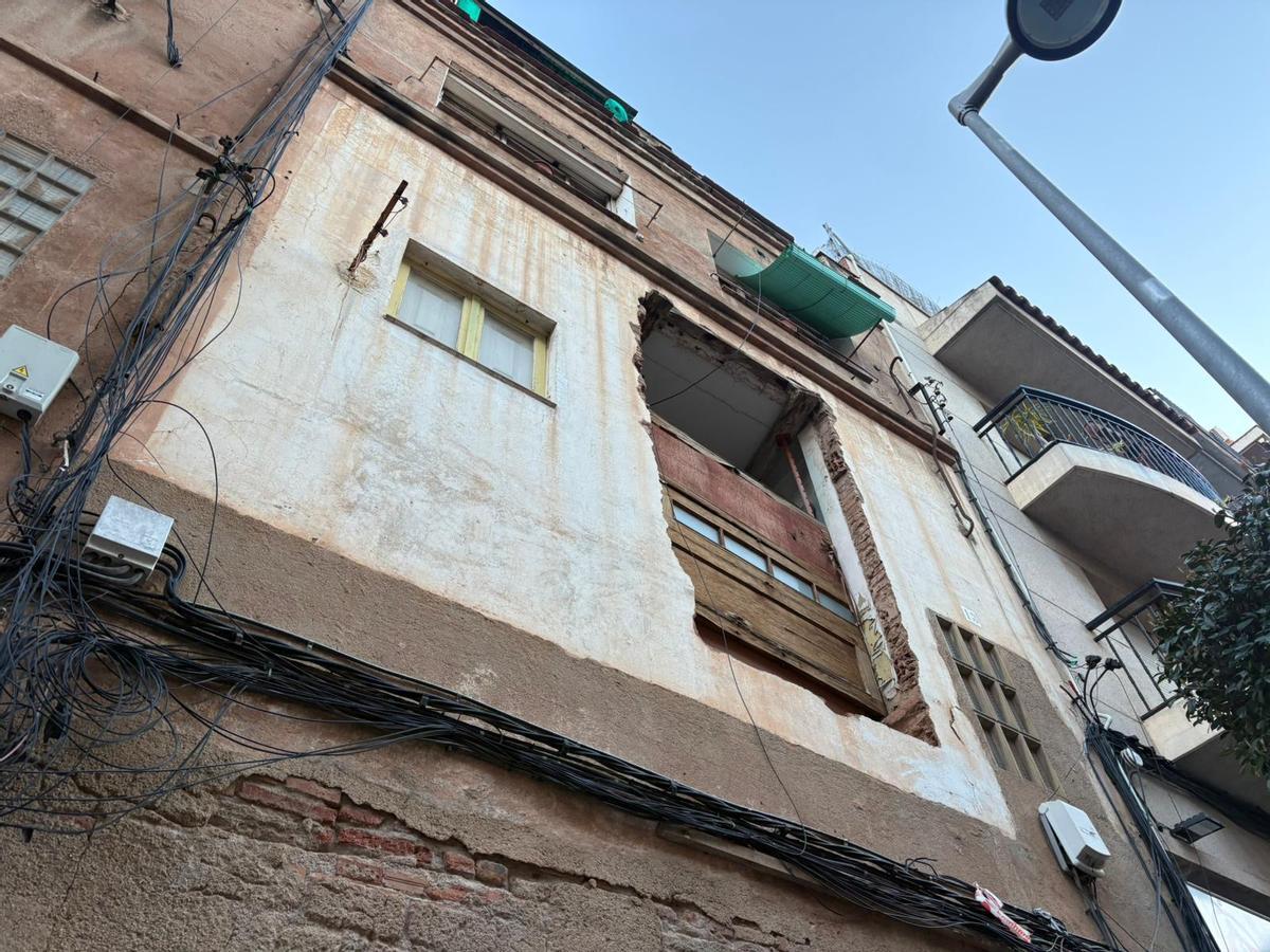 Estado de la fachada del edificio desocupado en la calle Isaac Albéniz de Badalona