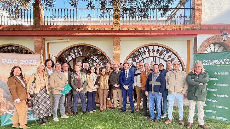 Caja Rural  de Extremadura firma convenios con nueve entidades ganaderas de la región