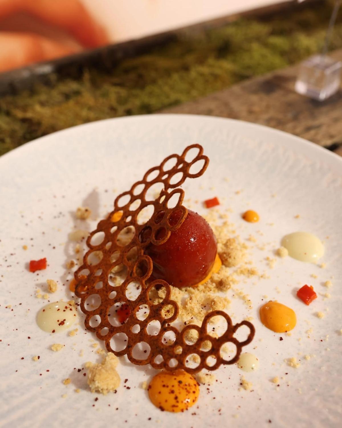 Bombón salado de Pimiento del Piquillo de Lodosa con mousse de bacalao al pilpil