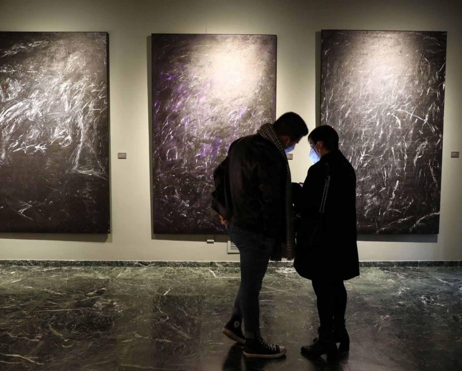 Dos visitantes en la exposición dedicada a su obra en el Museo Evaristo Valle.