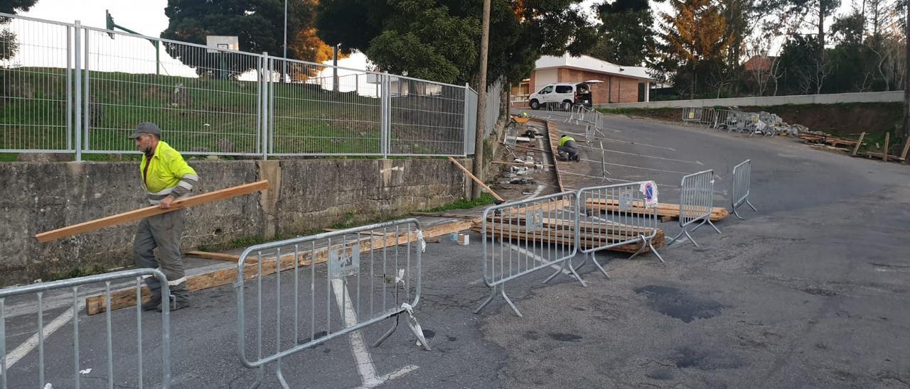 La construcción de aceras en Monte da Vila.