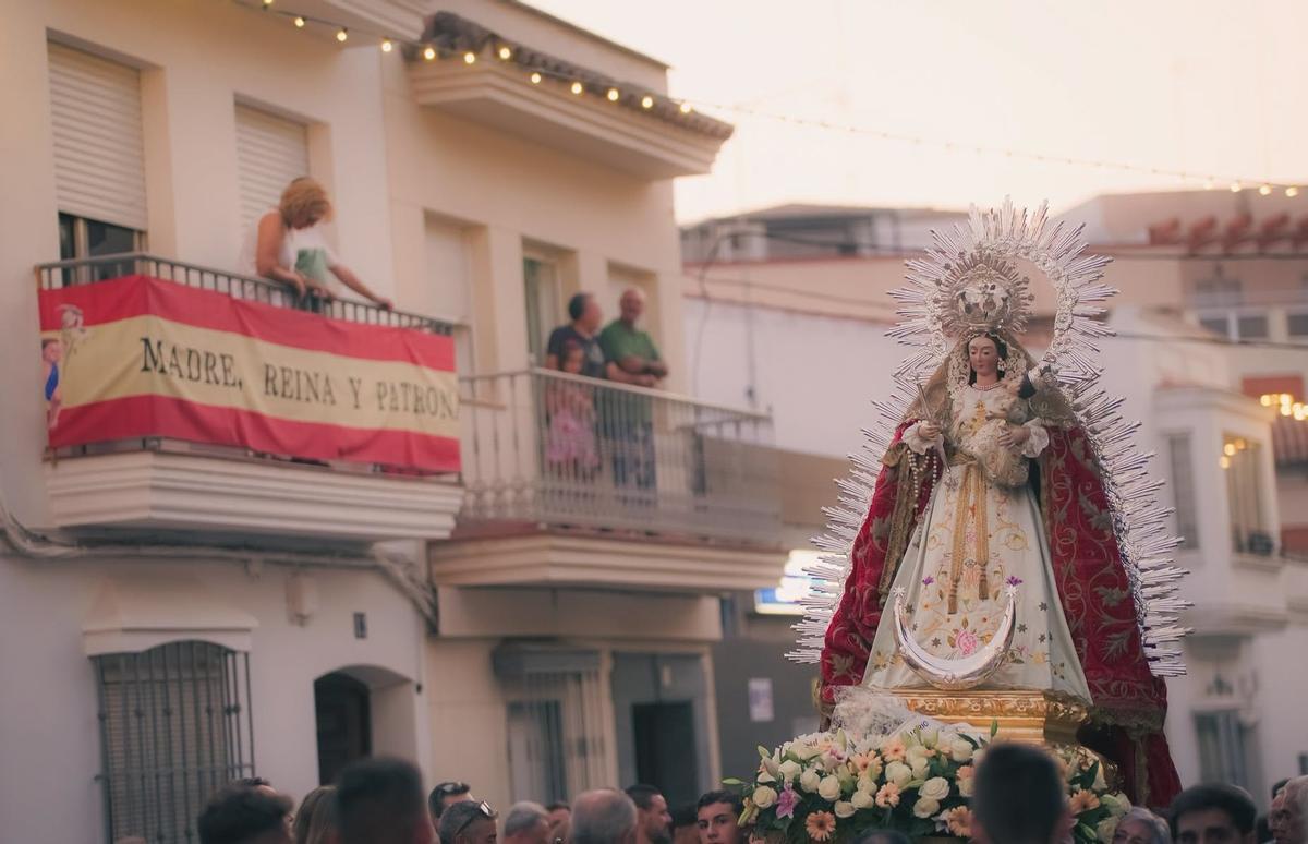 La Patrona de Almendralejo al paso por sus calles.