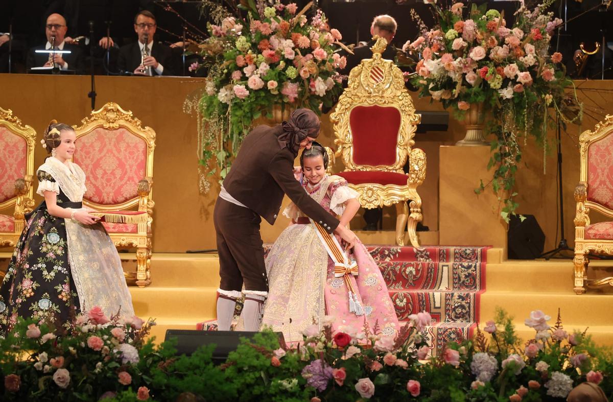 Imposición de bandas a Marta Mercader y la corte de honor infantil de las Fallas 2026