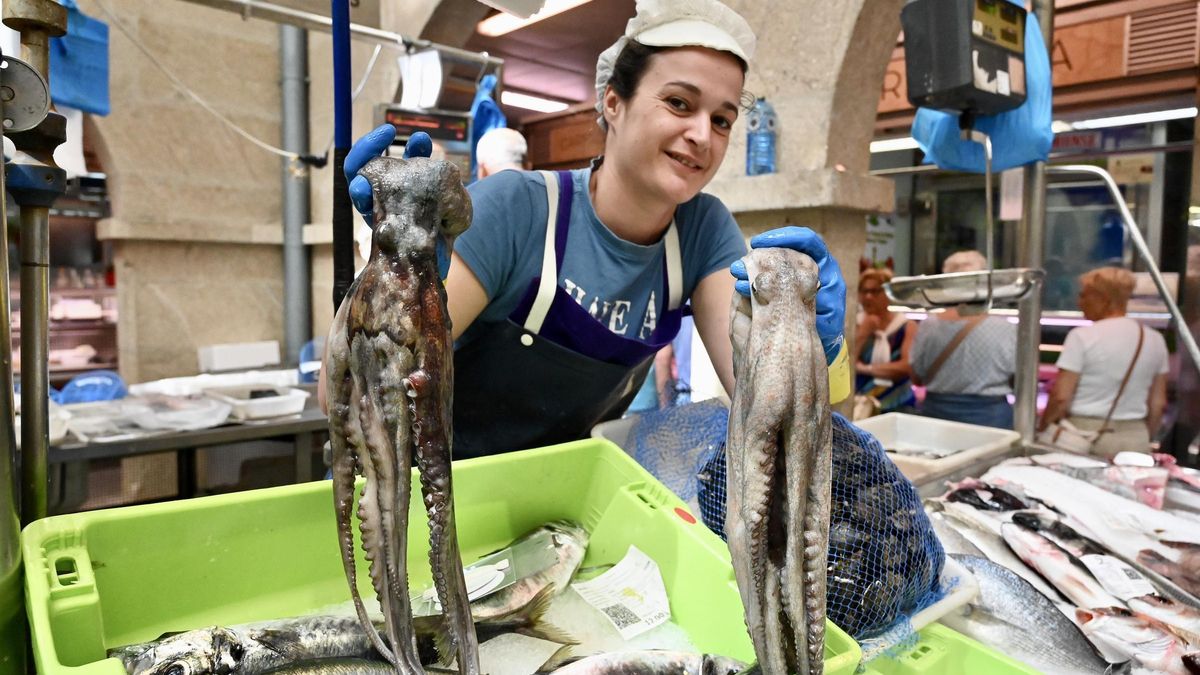 Lolita Cambados muestra ejemplares de pulpo que llegaron ayer al Mercado, tras las primeras subastas en las lonjas.