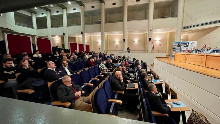 Público asistente a la jornada, ayer, en la Escuela Politécnica de Mieres. | C. M. B.