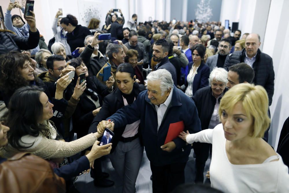 Aglomeración en la conferencia de Mujica en València