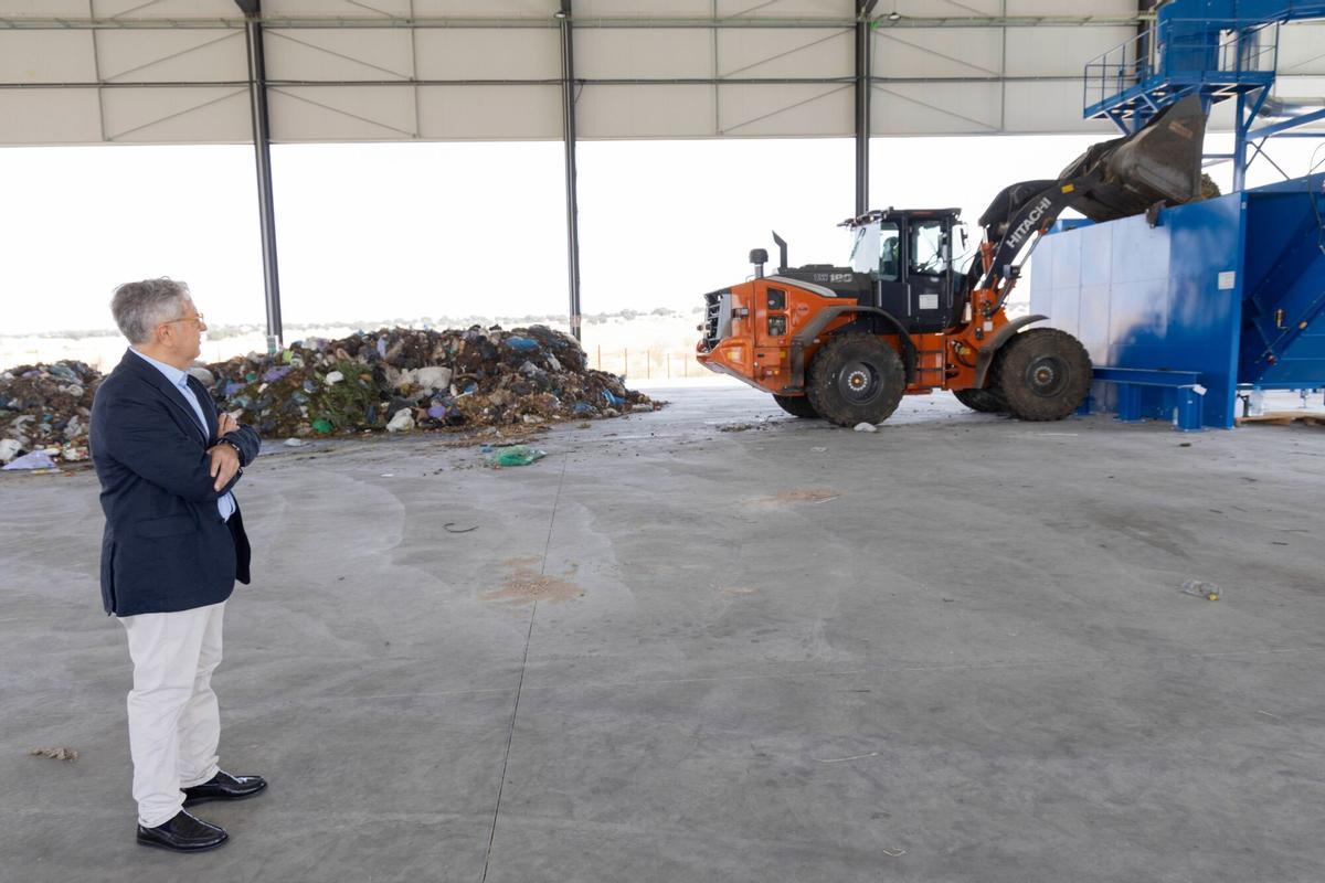 El presidente de la Diputación de Córdoba, Salvador Fuentes, observa como trabaja la maquinaria en la planta de Epremasa en Dos Torres.