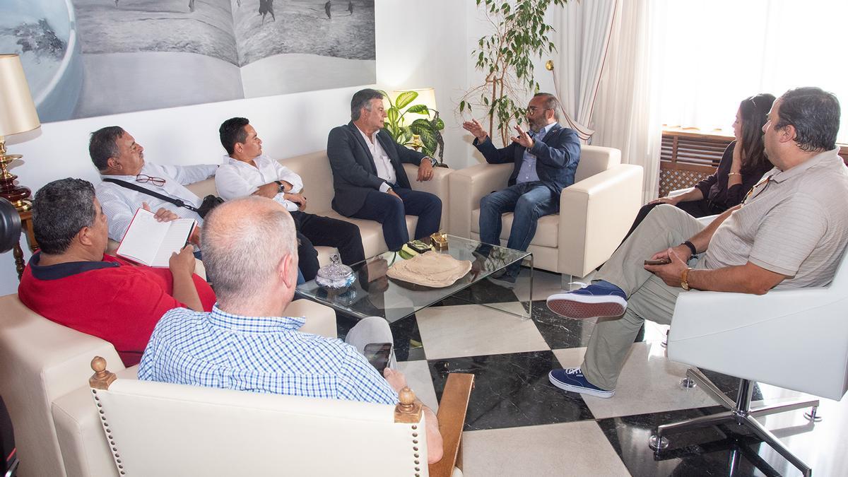 La delegación de Honduras y el  presidente de la Diputación y Felcode, Miguel Ángel Morales.