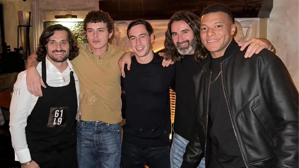 El actor Arón Piper y el futbolista Mbappé en el nuevo restaurante de moda de Madrid..