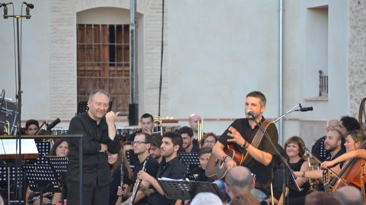 Andreu Valor y la SEM Santa Cecília de l&#039;Olleria en una actuación conjunta anterior