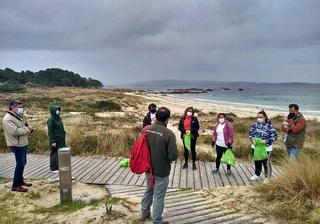 El IES Bizocas repite presencia en la limpieza simultánea de playas