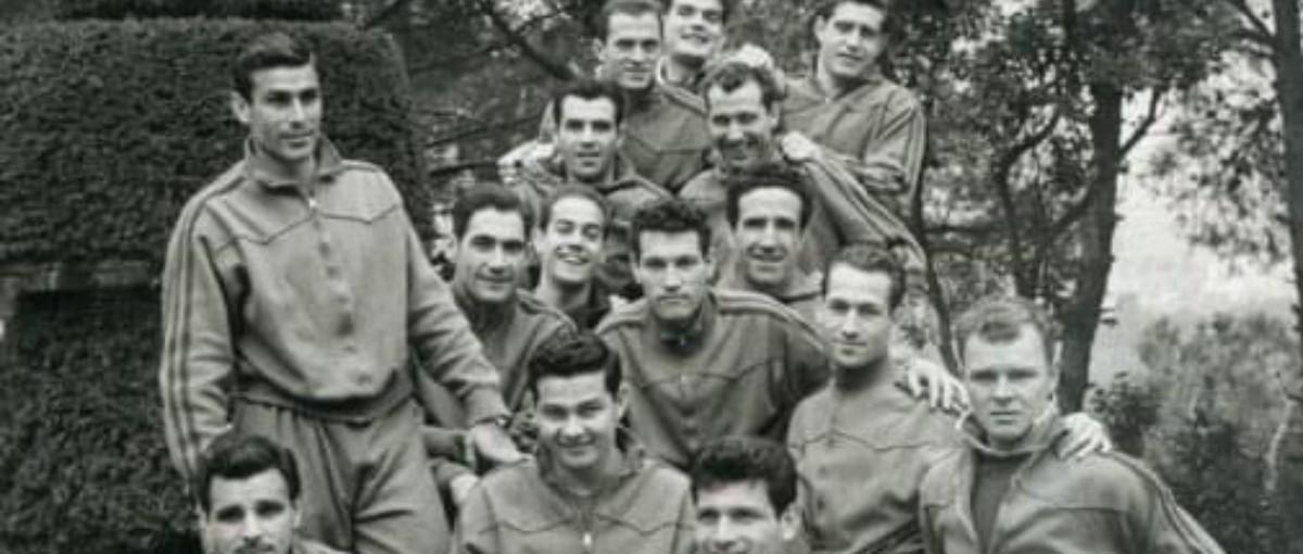 Segarra, en el centro, con sus compañeros del Barça de finales de los 50