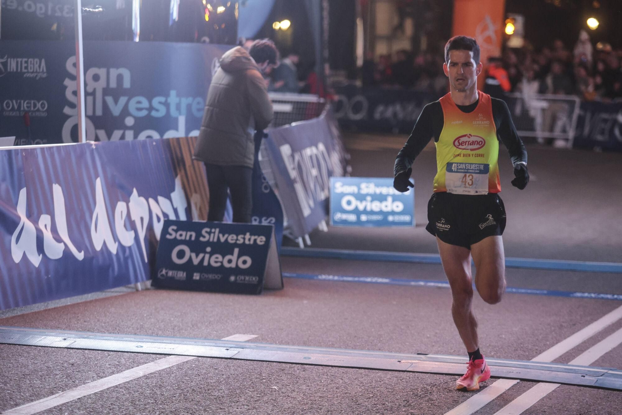 EN IMÁGENES: Alejandro Onís y Mariam Benkert saltan del segundo al primer puesto en la San Silvestre de Oviedo