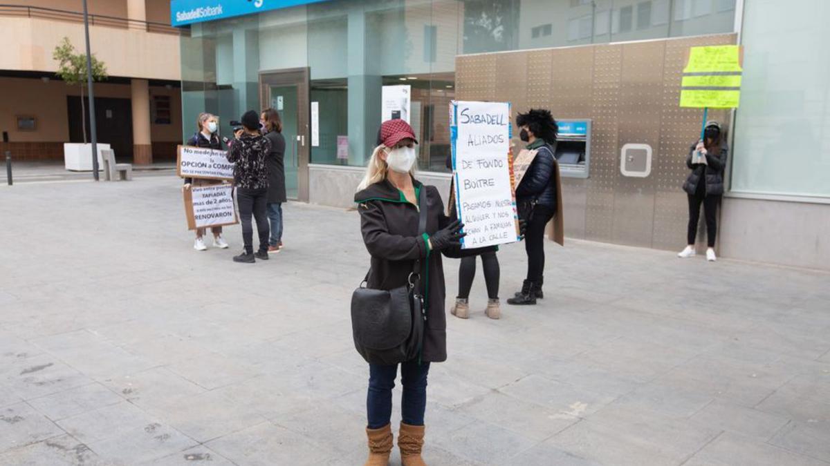 Los afectados, hace un año frente al Banco Sabadell. | VICENT MARÍ
