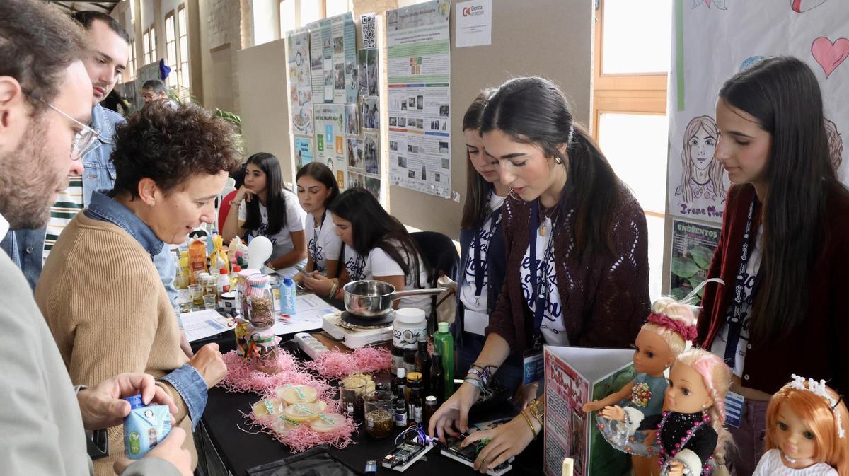 Participantes del certamen ‘Ciencia en Acción’ muestran sus proyectos experimentales al público en la Feria de la Ciencia de Onda.