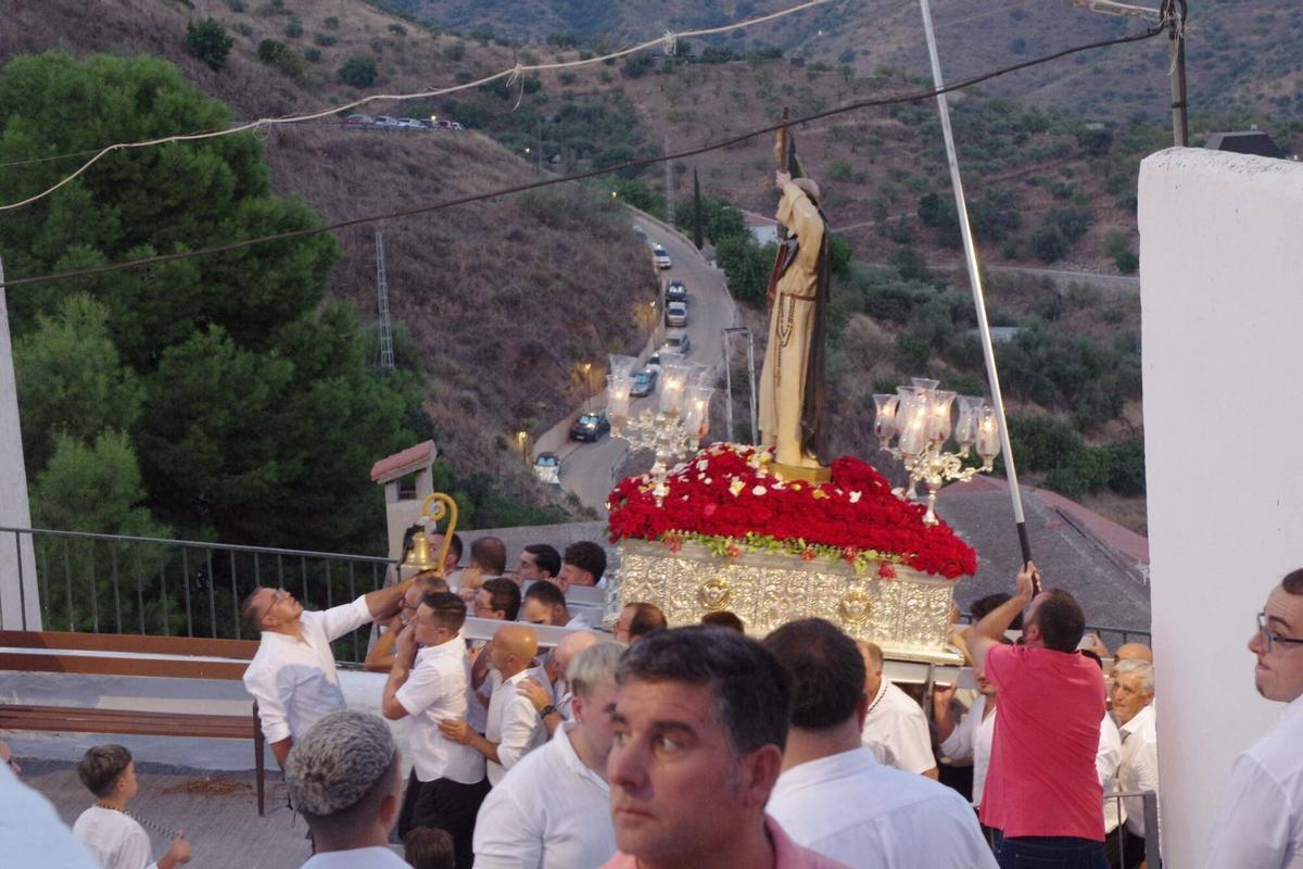 Las calles de Olías vivieron la procesión de San Vicente Ferrer, una cita en la que sus vecinos rindieron culto a su patrón por las estrechas calles del núcleo. Las calles de Olías vivieron la procesión de San Vicente Ferrer, una cita en la que sus vecinos rindieron culto a su patrón por las estrechas calles del núcleo.