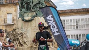 Arame Tall, a punto de cruzar la meta del IRONMAN Vitoria-Gasteiz