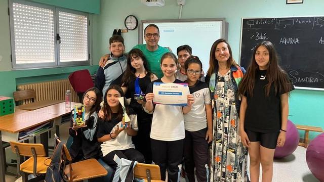 Las alumnas premiadas junto a responsables del colegio y de Aquona. | Cedida