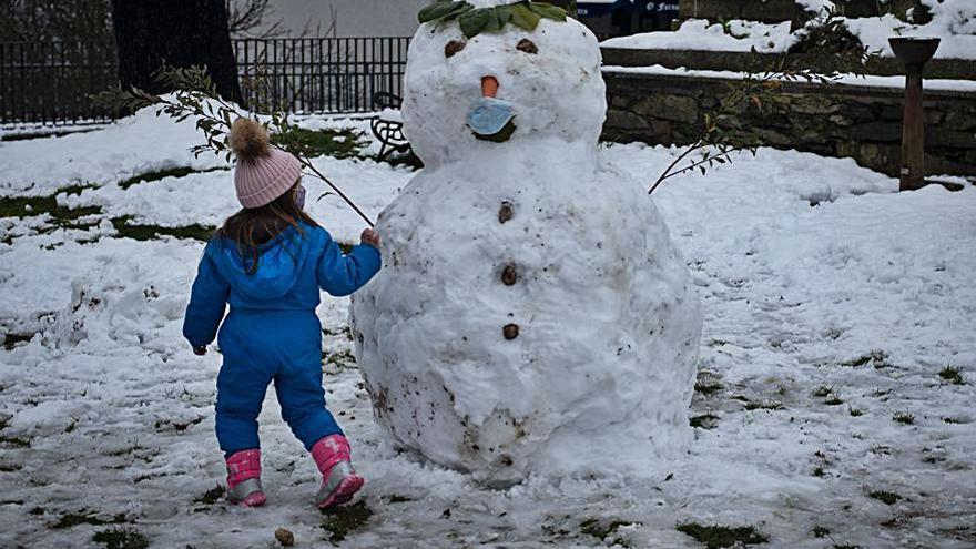 Aldeas aisladas y sin luz, juegos en la nieve y riesgo en la carretera