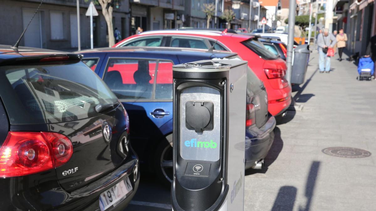 Cargador eléctrico instalado hace años en la calle As Barxas junto al Concello de Moaña.
