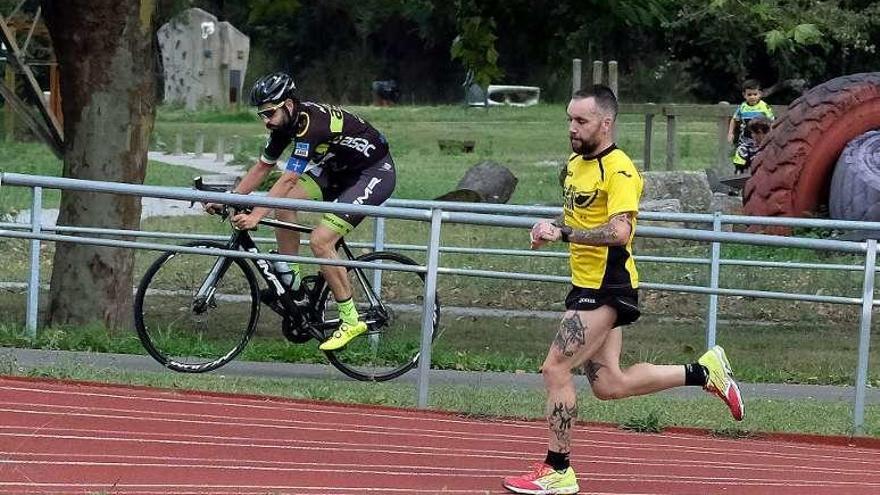 Marco Rodríguez -en bicicleta- y Héctor Moro, durante el reto deportivo de ayer en Lada.