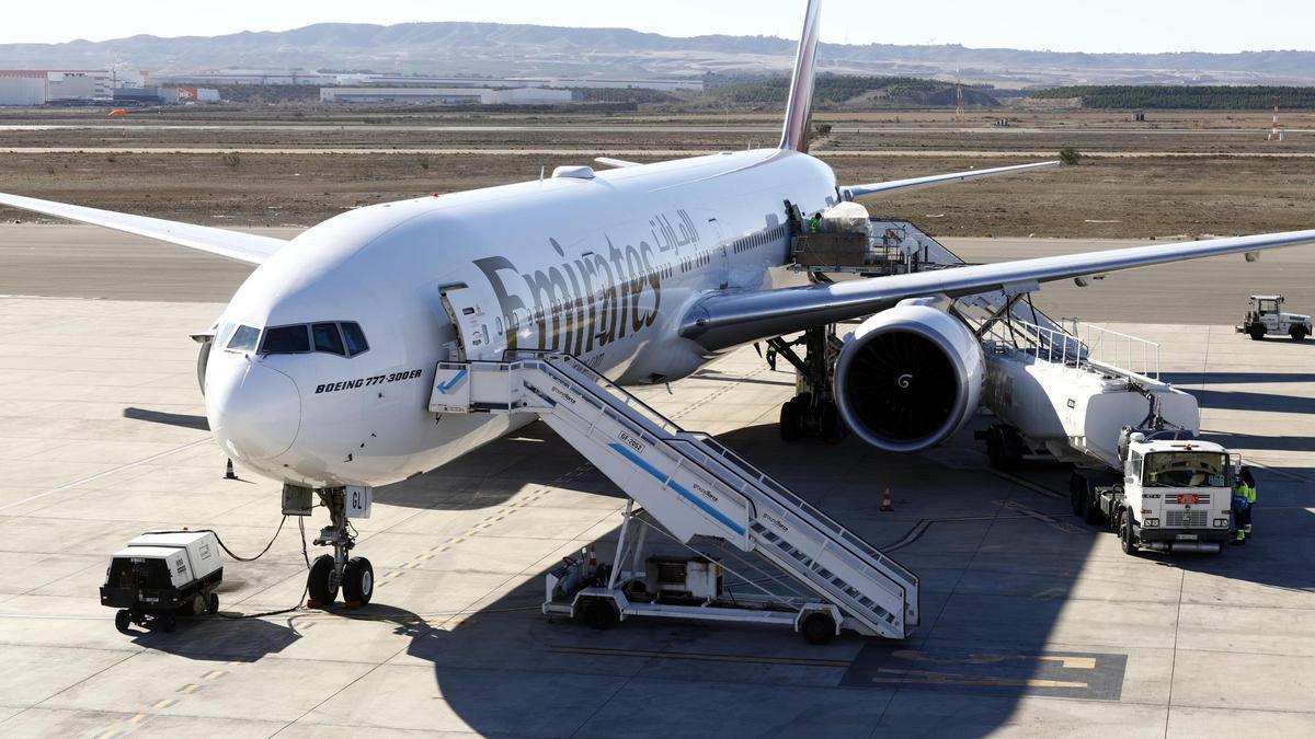 Un avión de Fly Emirates Cargo en el aeropuerto de Zaragoza.
