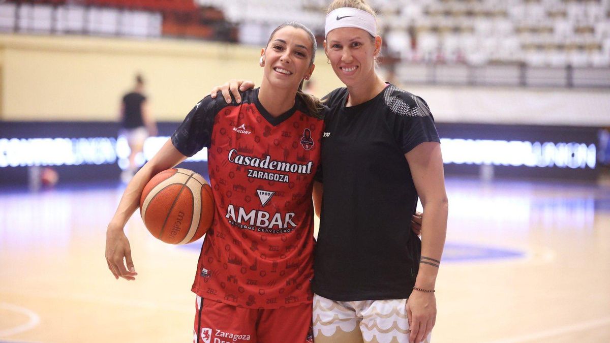 Mariona Ortiz y Marginean, durante el calentamiento del partido.