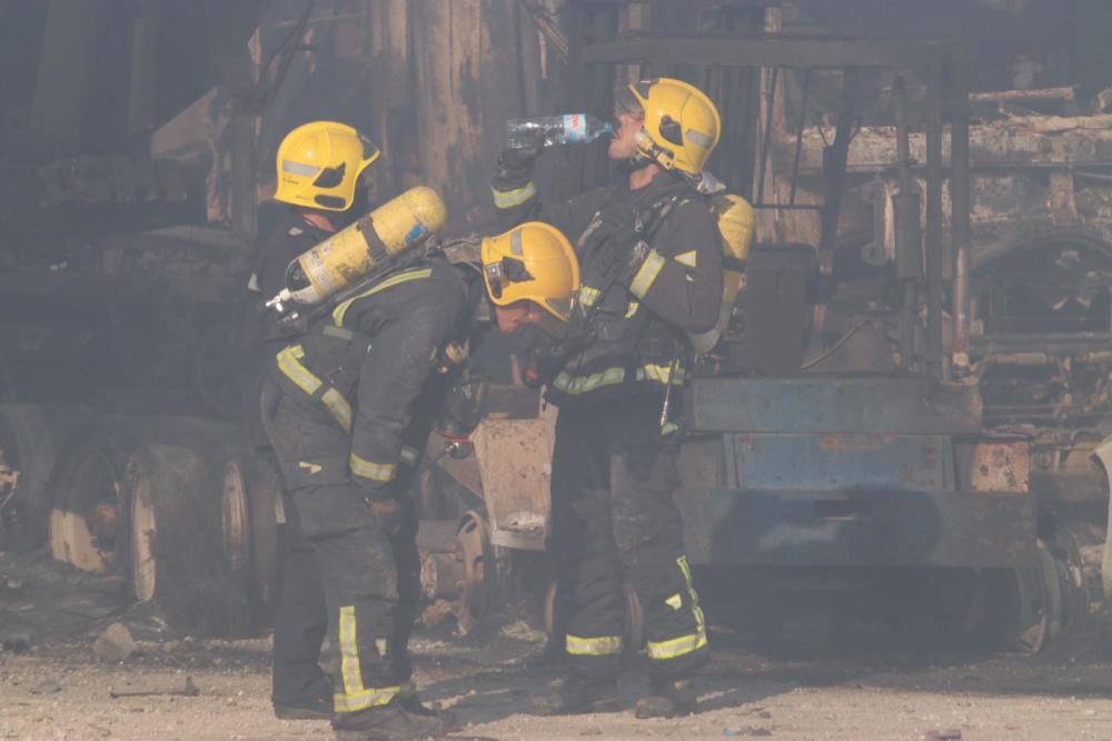 Incendio en un desguace del polígono Guadalhorce