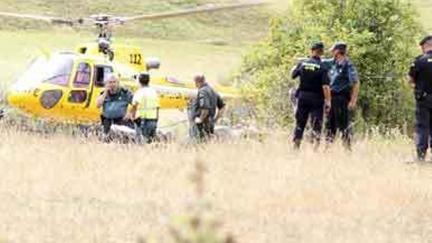 Un helicóptero del 112 traslada uno de los cuerpos en Maraña (León).