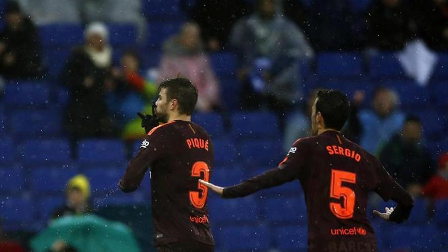 Piqué salva de la derrota al Barça frente al Espanyol