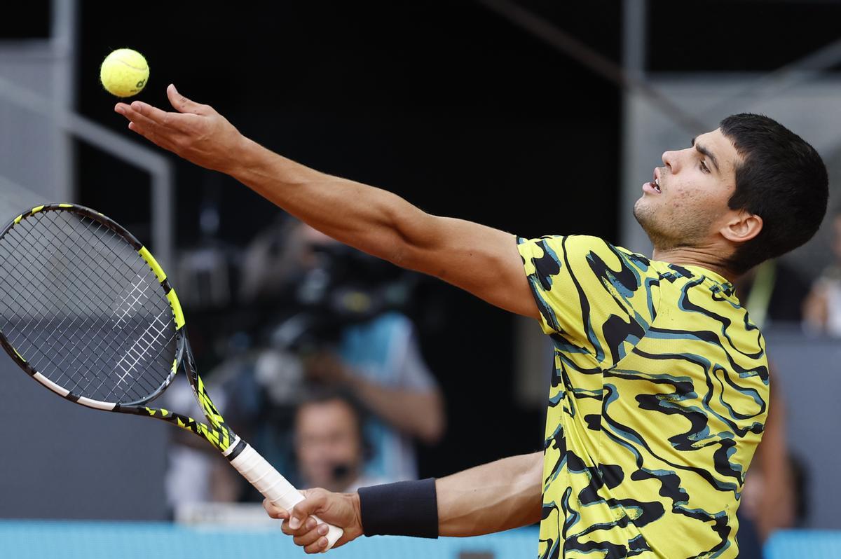 MADRID, 07/05/2023.- El tenista español Carlos Alcaraz sirve ante el alemán Jan-Lennard Struff durante la Final ATP individuales en el estadio Manolo Santana del Mutua Madrid Open, este domingo. EFE/ Chema Moya