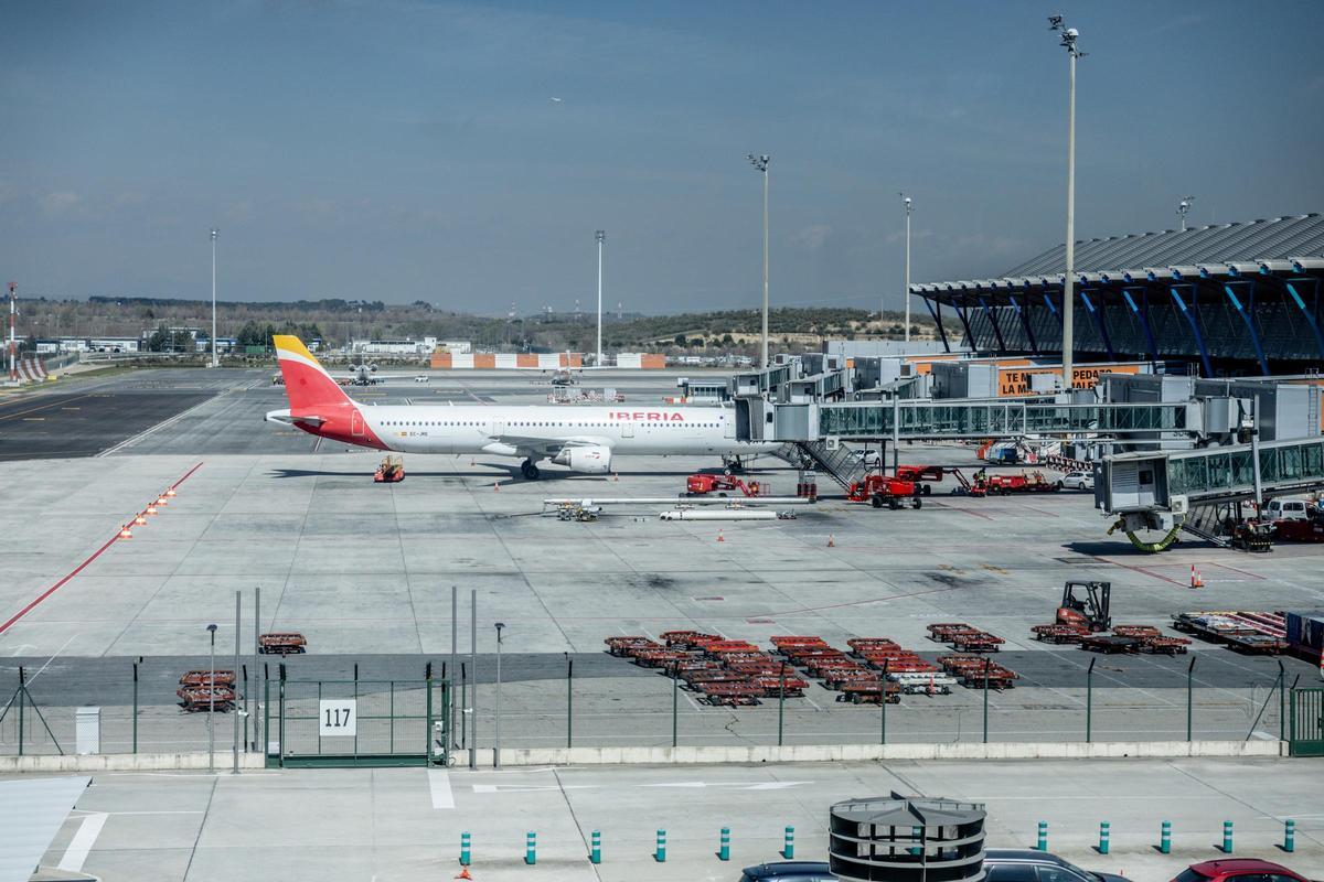 Archivo - Aviones de Iberia a 13 de marzo de 2026, en Madrid (España).