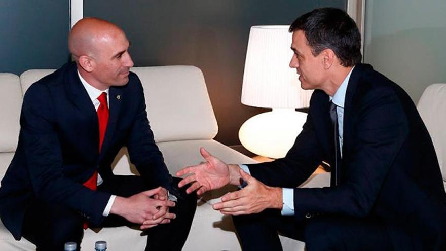 Pedro Sánchez, junto  a Rubiales en la última reunión entre ambos.