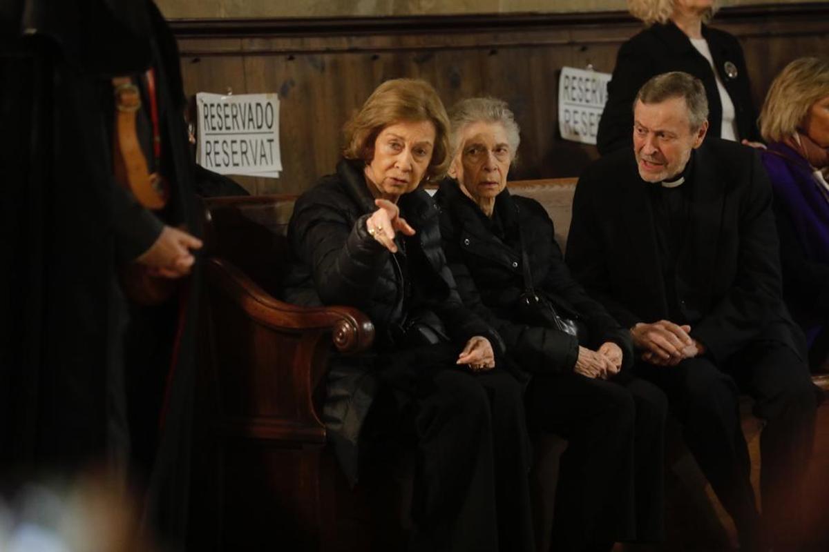 La Reina Doña Sofía, su hermana Irene de Grecia y el prior de La Sang, Lluc Riera, en la procesión del Jueves Santo de 2023.