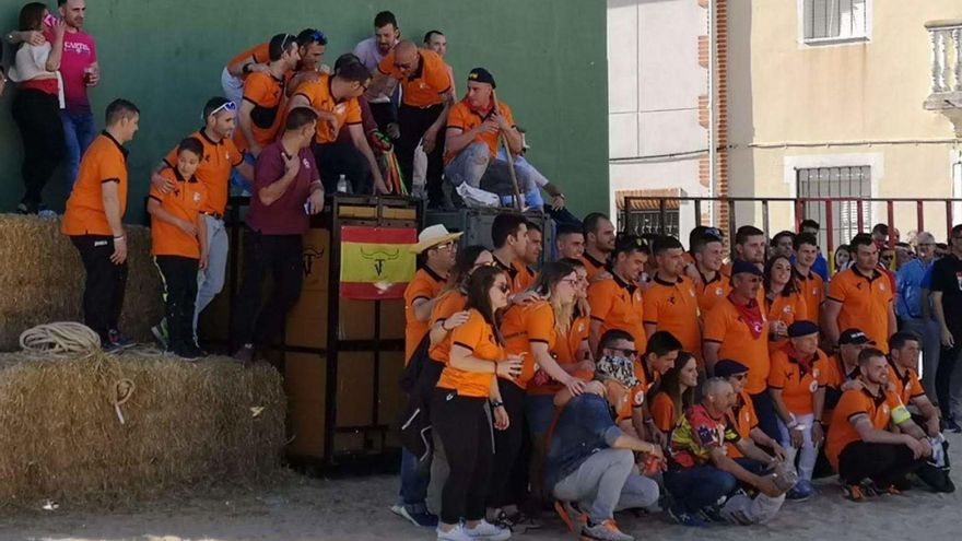 Socios de Villataurina posan en una fotografía antes del inicio de un festejo taurino.