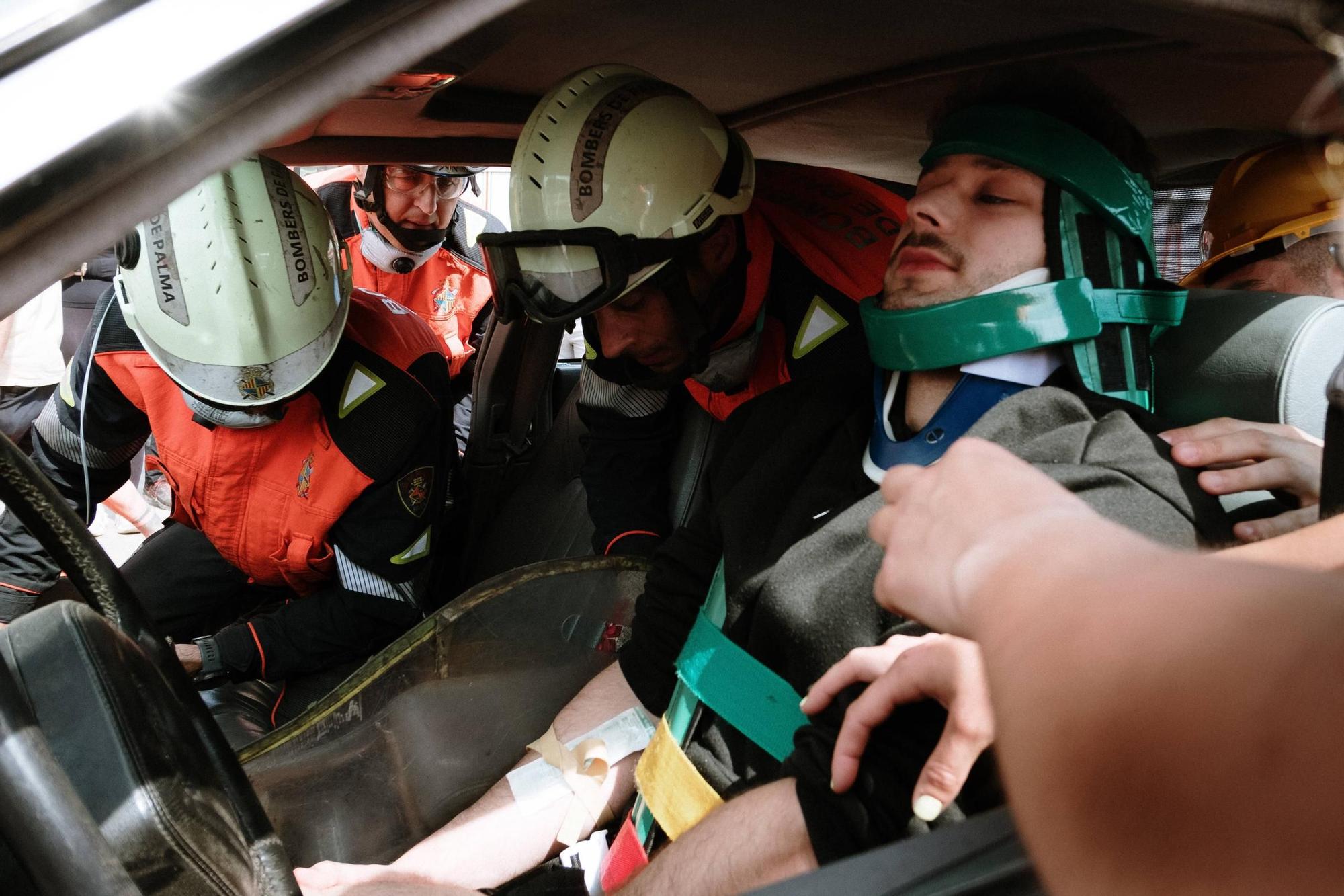 Las futuras enfermeras de Mallorca aprenden a actuar ante un accidente de tráfico con heridos