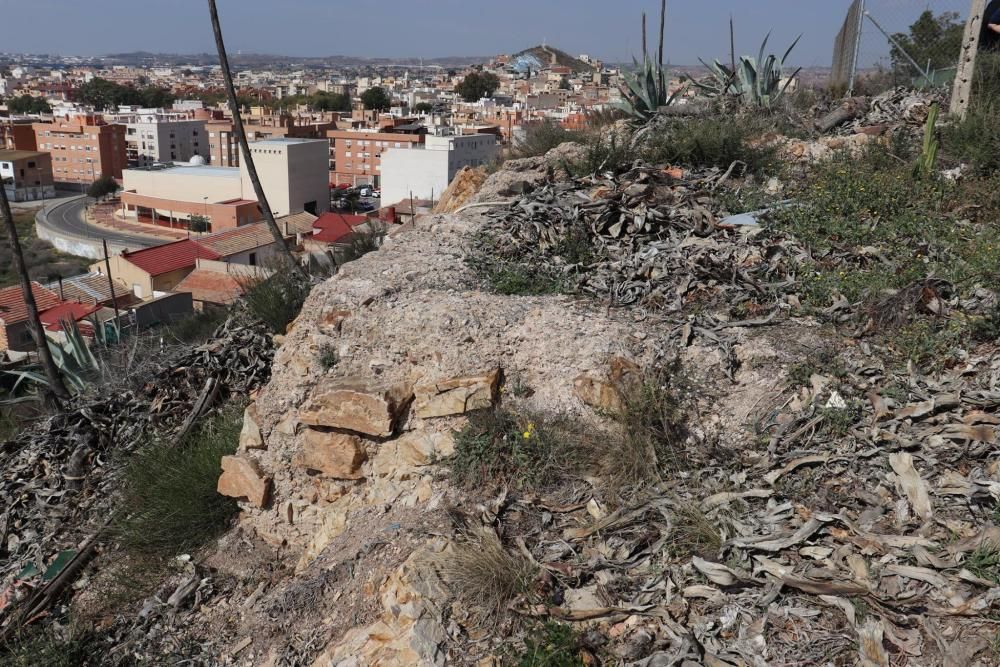 Los castillos de Larache y Cabezo de Torres "se hunden entre la inmundicia", denuncia Huermur