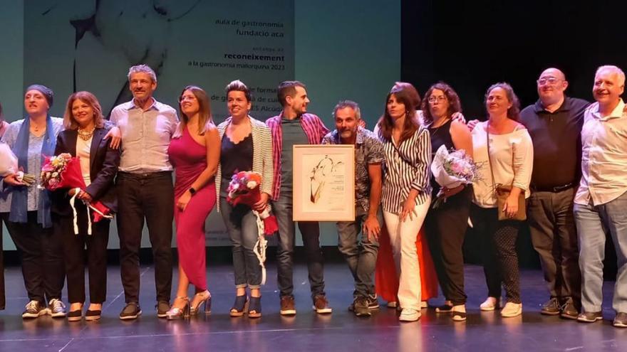 Los profesores de FP de Cuina del IES Alcúdia posan con el premio.