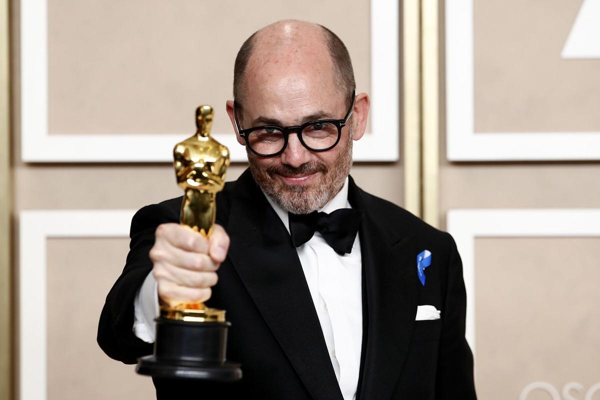 Edward Berger con su Oscar por 'Sin novedad en el frente', en 2023.