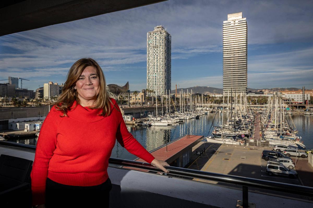 Barcelona 21/12/2023 Blau. La directora del Port Olímpic, Olga Cerezo, donde ha acabado la primera promoción de marineros de puerto, junto a Barcelona Activa.
