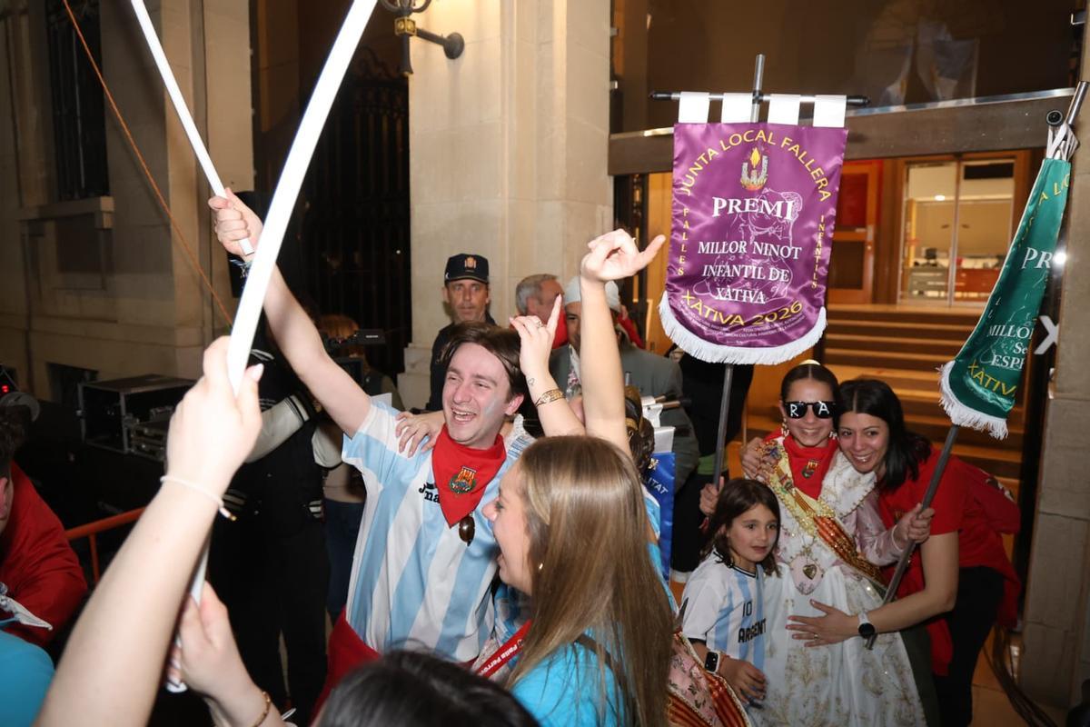 Falleros de la falla República Argentina celebran la victoria en las Fallas de Xàtiva de 2026.